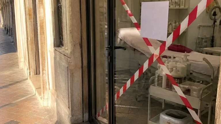 Trento, centro estetico chiuso dai Nas: carenze igieniche e stop alle attività