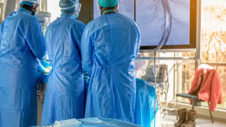 Un piccolo accesso, grande risultato: a Biella protesi vascolare ripulita salva la stagione di lavoro