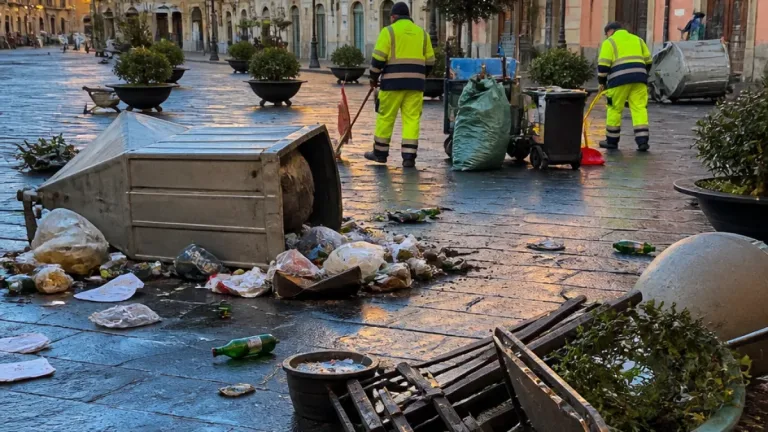 Vandalismo in centro: cassonetti distrutti e degrado in piazza Santa Maria a Vibo Valentia