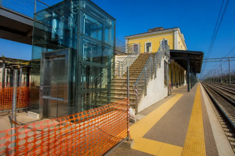 Stazioni di Santhià e Vercelli, lavori e disagi: ascensori oltre il 2027 e bagni chiusi