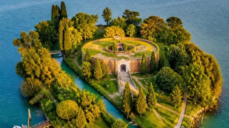 Venezia, in vendita l'isola di Crevan nella Laguna nord: profili e impatti locali