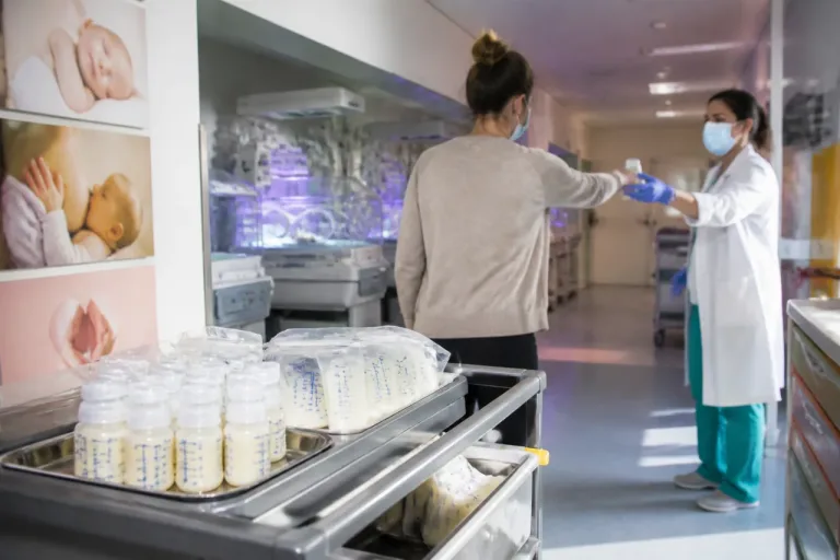 Vercelli, una donazione di latte materno che sostiene i neonati più fragili