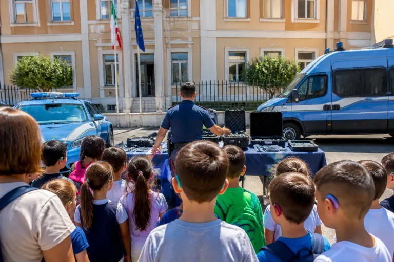 Vibo Valentia: giornata in Questura per i bambini del Centro Udire di Filogaso