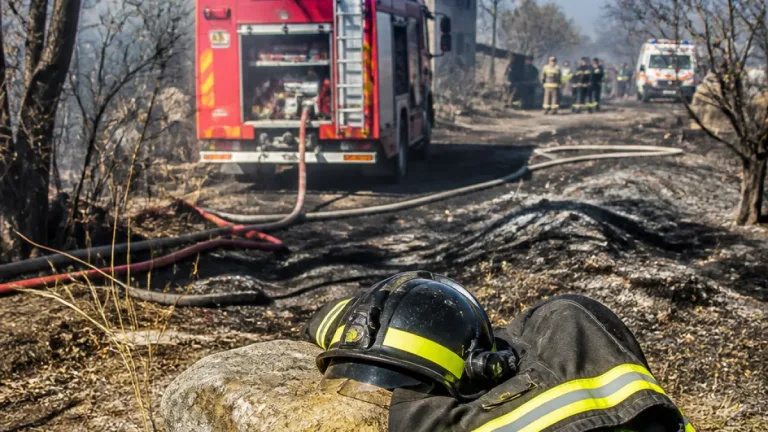 Vigile del fuoco muore durante lo spegnimento di un rogo a San Cataldo